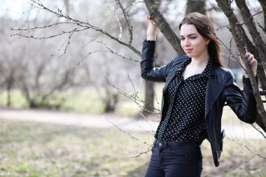 Bahar şehrin içinden bir yürüyüşte kız