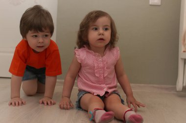 Bir katta bir odada oynayan genç çocuk