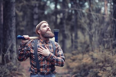 Sonbahar yağmurlu hava ve bir şemsiye ile genç bir adam
