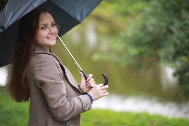 Bir ceket bir bahar parkta genç kız