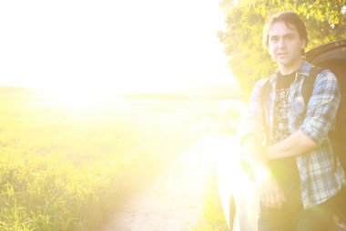 Biri rahat kıyafetler içinde açık alanlarda bir gezgin