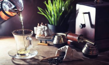 Ahşap bir tabloda çay demleme