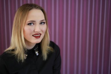 Genç kız ile bir makyaj sanatçısı