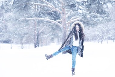 Güzel kızı güzel kış kar