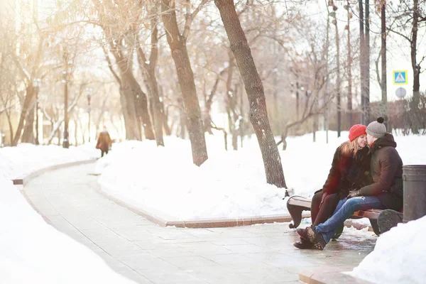 Jovem casal caminhando pelo inverno — Fotografia de Stock