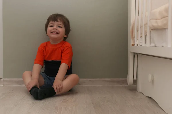 Young kid playing on a floor in a room — Stock Photo, Image