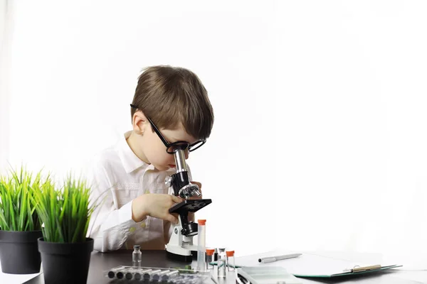 Jonge wetenschappers chemici. Dokter, laboratorium assistent. — Stockfoto