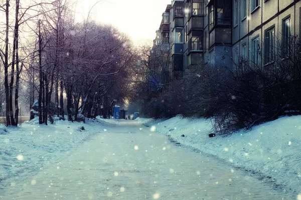 Зимний Тротуар Рядом Высоким Зданием — стоковое фото