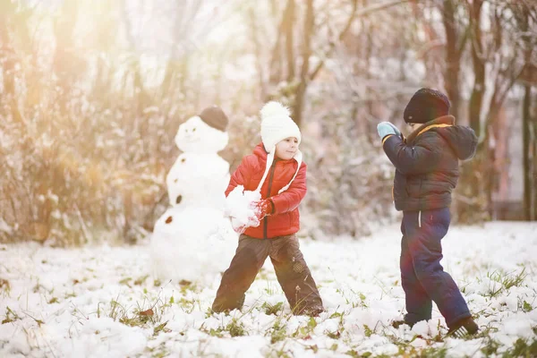 Słodkie Dzieci Ciepłe Ubrania Gry Parku Zimowym — Zdjęcie stockowe