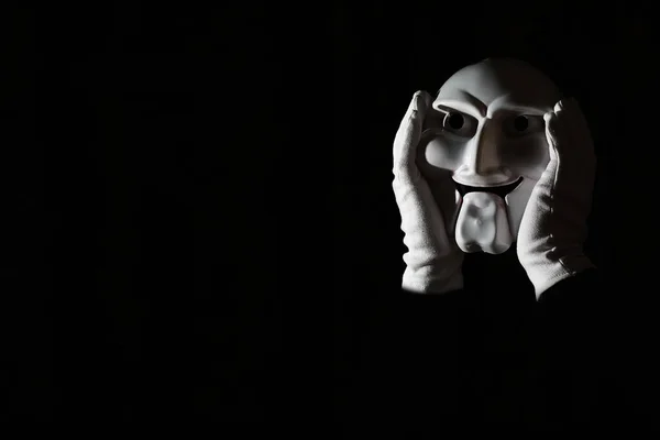 白色可怕的面具，黑色背景，白皙的手. — 图库照片