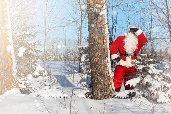 Санта Клаус приходит с подарками с улицы. Санта в красном — стоковое фото