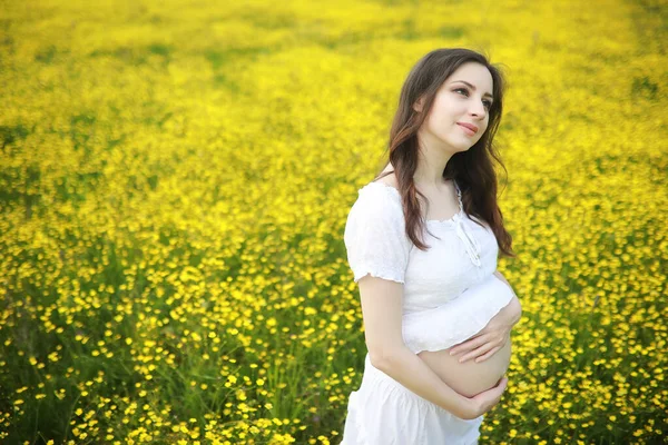 Těhotná Žena Šatech Květinovém Poli — Stock fotografie