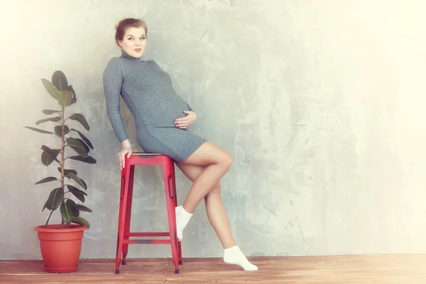 Terhes fiatal és gyönyörű lány, egy vintage otthon — Stock Fotó