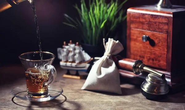 Cervejando chá em uma mesa de madeira — Fotografia de Stock