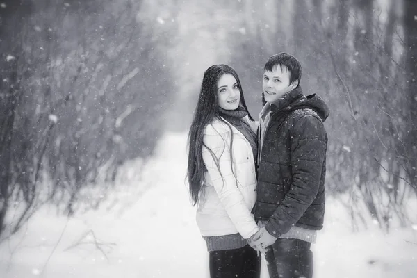 Una pareja cariñosa en un paseo de invierno. Hombre y mujer en una cita en el — Foto de Stock