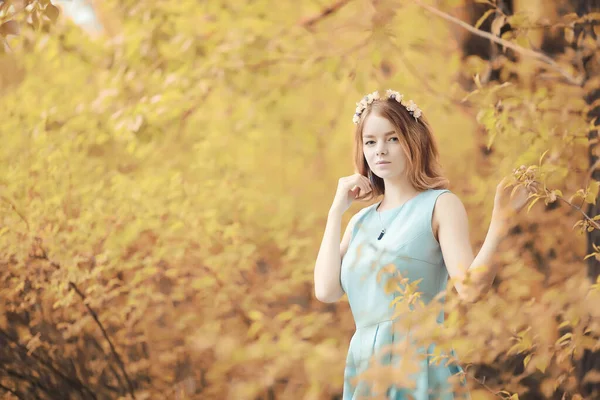 Bir yürüyüş ve sonbaharında genç kız — Stok fotoğraf