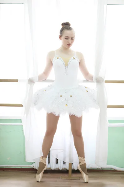 예쁜 여자 발레 댄서 연습 — 스톡 사진