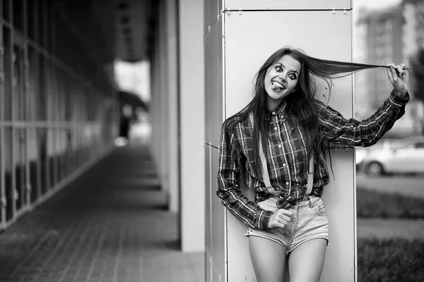 Menina em uma maquiagem de palhaço preto e branco — Fotografia de Stock