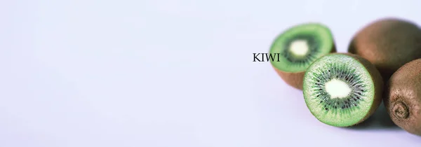 Een kiwi-vrucht is gesneden op een witte achtergrond — Stockfoto