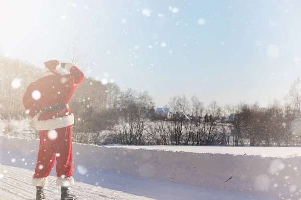 Santa Claus viene con regalos del exterior. Santa en un su rojo —  Fotos de Stock