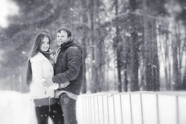 Una pareja cariñosa en un paseo de invierno. Hombre y mujer en una cita en el —  Fotos de Stock