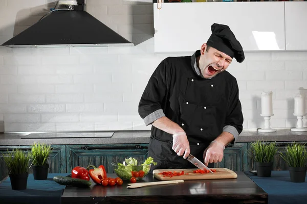 Man voorbereiden eten in de keuken van groenten koken — Stockfoto