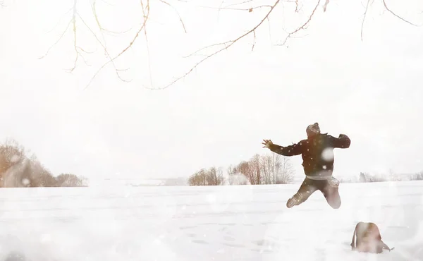 En man på en promenad. Vinterlandskap. Turist i vinter resa. — Stockfoto