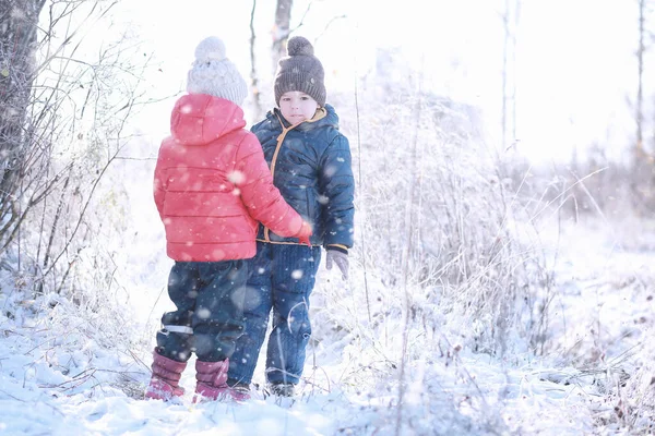 Los niños caminan en el parque primera nieve — Foto de Stock