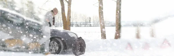 A man near a broken car on a winter day — Stock Photo, Image