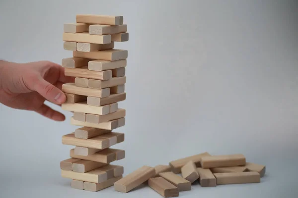 Brädspel jenga tornet av trä pinnar — Stockfoto