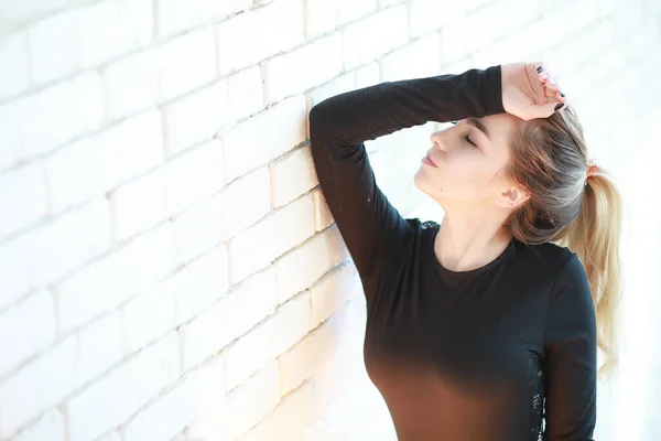 Una joven descansa en una acogedora habitación — Foto de Stock