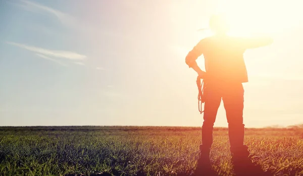 Um chapéu de cowboy e um loso no terreno. agricultor americano em um f — Fotografia de Stock