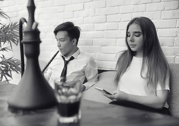 Un joven empresario asiático está esperando a un socio en un café. Bu. —  Fotos de Stock