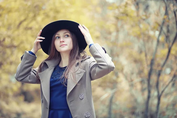 Herbstliches Regenwetter und ein junger Mann mit Regenschirm — Stockfoto