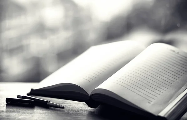 Livro aberto e uma mesa em preto e branco — Fotografia de Stock