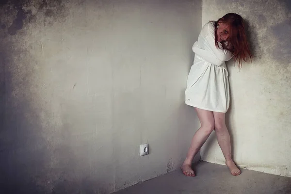 Menina ruiva jovem com uma guitarra elétrica. Músico de rock gir — Fotografia de Stock