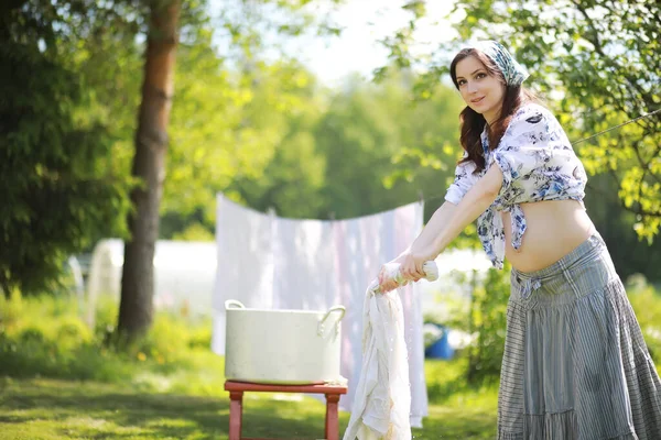 Kobieta Ciąży Wieszanie Prania Ubrania Linie Suszenia — Zdjęcie stockowe