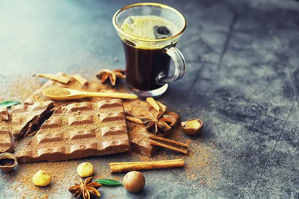 Una barra de chocolate con leche sobre la mesa. Chocolate con nueces y ci — Foto de Stock