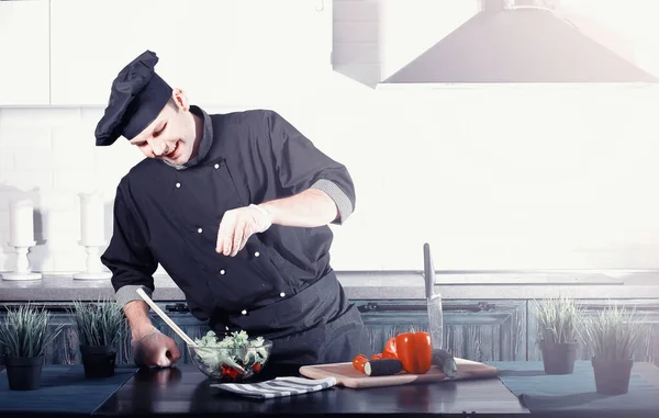 Человек готовит еду на кухне из овощей — стоковое фото