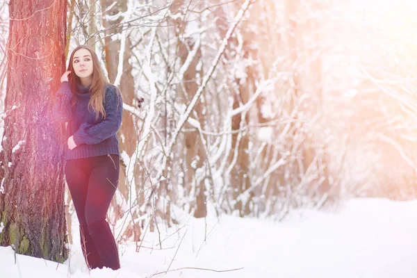 Une jeune fille dans un parc d'hiver en promenade. Vacances de Noël en t — Photo