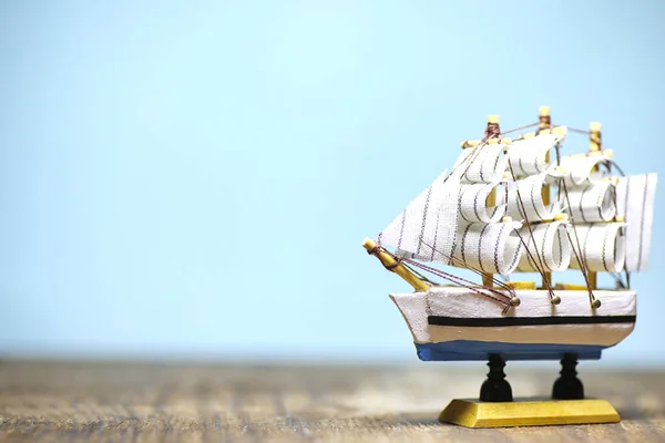 Antiguo barco de madera con velas y mástiles de juguete en un soporte. Vintage y — Foto de Stock