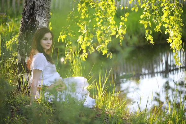 Schwangere Der Natur Für Einen Sommerspaziergang — Stockfoto