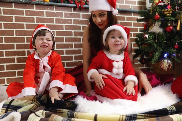 Papai Noel casal com gêmeos — Fotografia de Stock