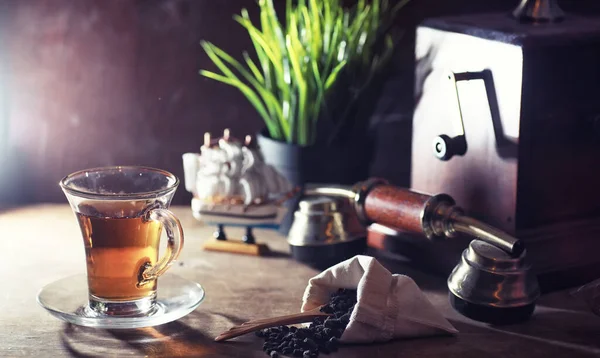 Cervejando chá em uma mesa de madeira — Fotografia de Stock