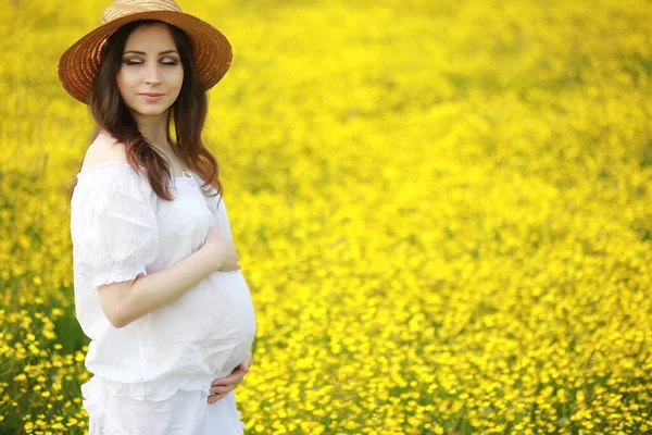 Donna Incinta Vestito Campo Fiori — Foto Stock