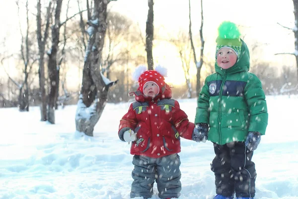 Kışın Kar Fırtınasında Parktaki Çocuklar — Stok fotoğraf