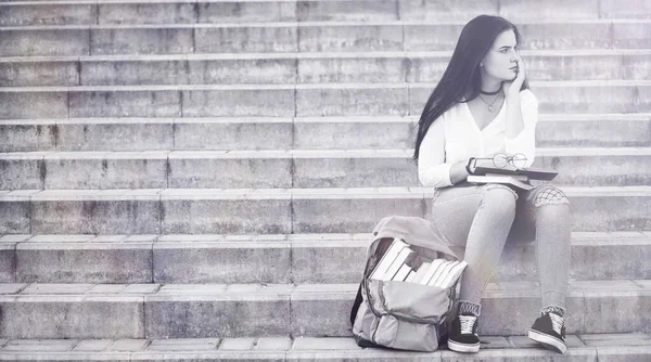 Ung flicka student på gatan — Stockfoto