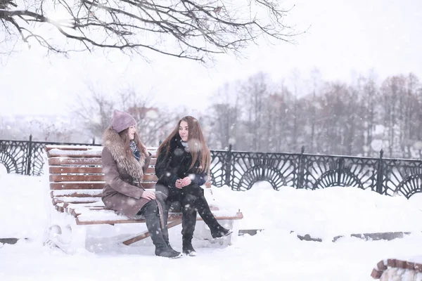 Ragazza in un parco invernale in nevicata — Foto Stock