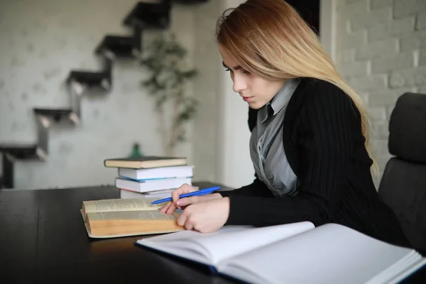 Jonge mooie blonde meisje student — Stockfoto