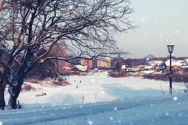 Зимова світла вулиця і дерево — стокове фото
